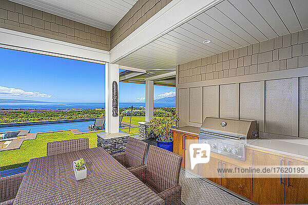 Außenküche mit Grill und Tisch mit Stühlen auf einer Terrasse mit einem Swimmingpool in der Nähe und Blick auf den Pazifik; Kapalua  Hawaii  Vereinigte Staaten von Amerika