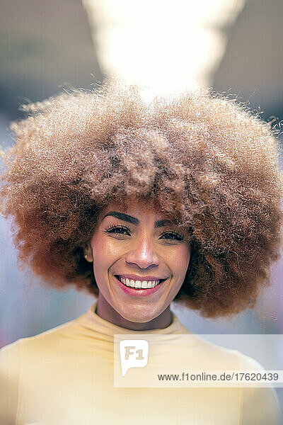 Glückliche Frau mit rothaariger Afro-Frisur