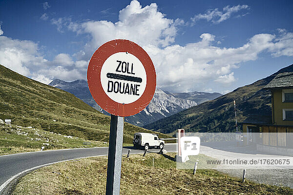 Grenzschild am Splügenpass  Kanton Graubünden  Schweiz