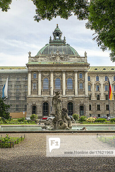 Germany  Bavaria  Munich  Neptunbrunnen in front of Palace of Justice