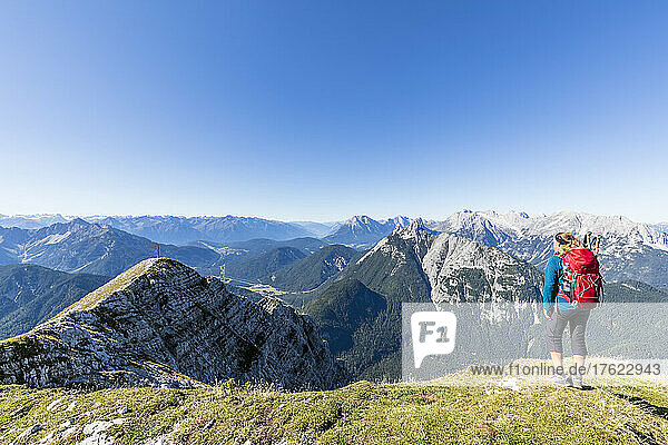 Female hiker admiring view of Brunnensteinspitze