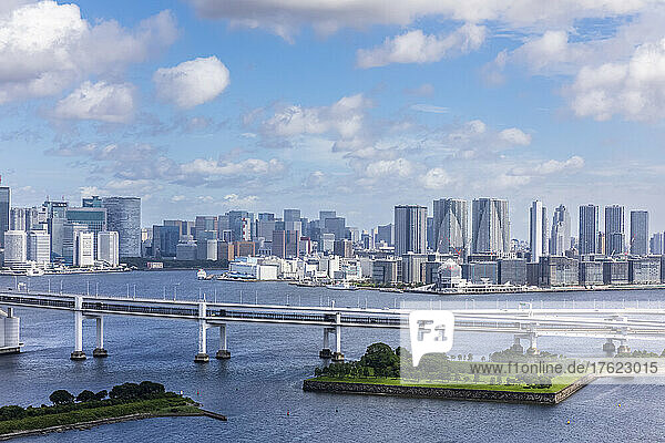 Japan  Kanto-Region  Tokio  Regenbogenbrücke mit der Skyline der Innenstadt im Hintergrund