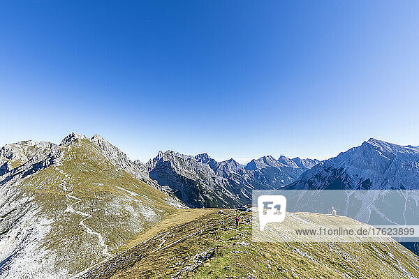 Clear sky over Brunnensteinspitze and Tiroler Hutte retreat