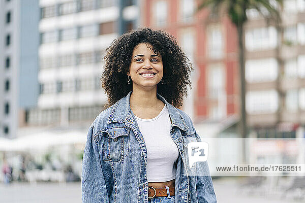 Lächelnde Afro-Frau mit Jeansjacke