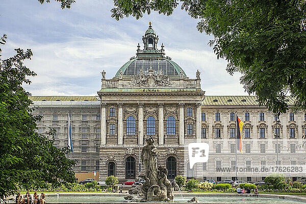 Deutschland  Bayern  München  Neptunbrunnen vor dem Justizpalast