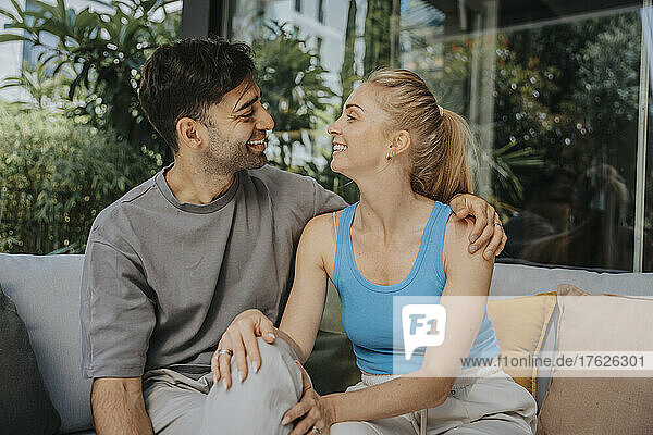 Glückliches Paar  das sich auf der Terrasse unterhält