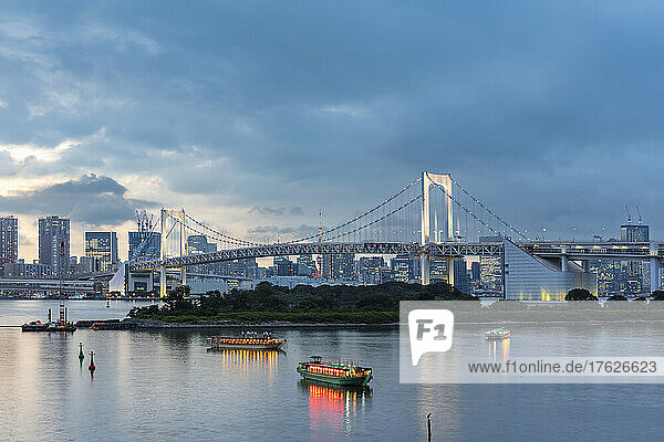 Japan  Kanto-Region  Tokio  Blick auf die Bucht von Tokio und die Regenbogenbrücke in der Abenddämmerung