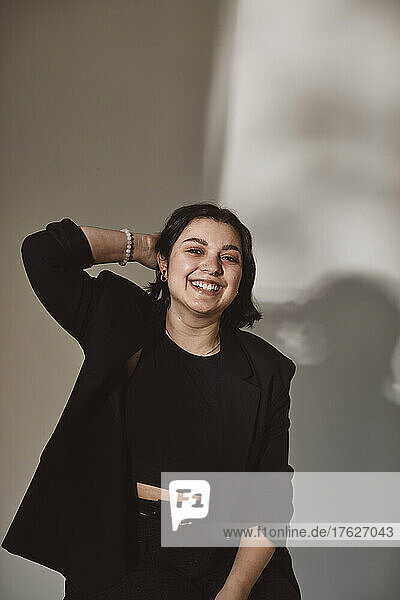 Porträt einer lächelnden Frau vor weißem Hintergrund im Studio