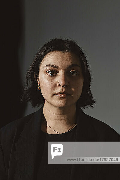 Porträt einer ernsten Frau vor grauem Hintergrund