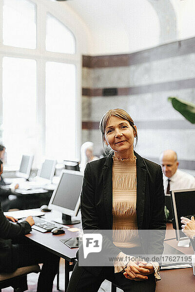 Porträt einer Geschäftsfrau  die in einer Anwaltskanzlei am Schreibtisch sitzt