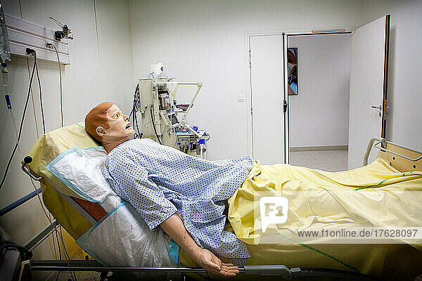 Simulation session on a mannequin  aiming to reproduce very realistic clinical situations.