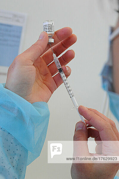 Preparation of the dose of vaccine against Covid-19 by a nurse in a vaccination center. Abbeville vaccination center (80)  Pfizer vaccine.