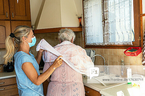 The carer comes to the home of the octogenarian 3 hours a day. Today  it is administrative paperwork  household and toilet of convenience  like washing the hair. The last half hour is devoted to a walk in the village for physical exercise.
