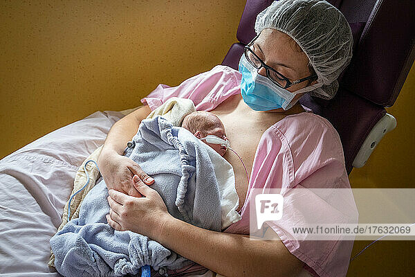 Neonatology: a mother takes her baby skin to skin for long hours.