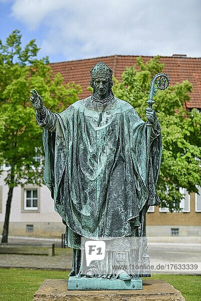 Bronzestatue Bischof Bernward von Hildesheim  Domhof  Hildesheim  Niedersachsen  Deutschland  Europa