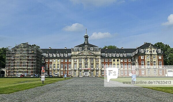 Schloss  Hauptgebäude Westfälische Wilhelms-Universität  Schlossplatz  Münster  Nordrhein-Westfalen  Deutschland  Europa