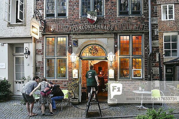 Straßenszene  Gastronomie  Concordenhaus  Hinter der Holzpforte  Schnoorviertel  Bremen  Deutschland  Europa