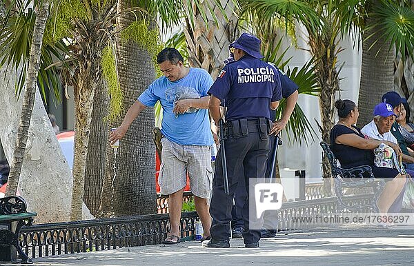 Polizei kontrolliert Alkohol  Bier  Plaza de la Independencia  Merida  Yucatan  Mexiko  Merida  Yucatan  Mexiko  Mittelamerika