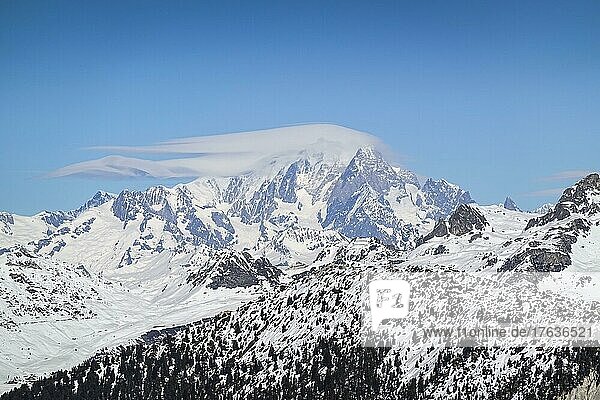 Mont Blanc Massiv  im Vordergrund Berge des Vallee de Courchevel  Departement Savoie  Frankreich  Europa