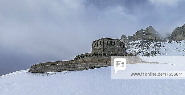 Kriegsgräberstätte Totenburg  Pordoijoch  Dolomiten  Italien  Europa