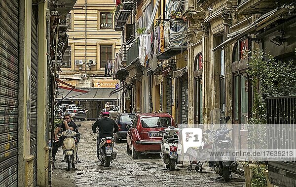 Roller  Straßenszene  Altstadtgasse  Palermo  Sizilien  Italien  Europa