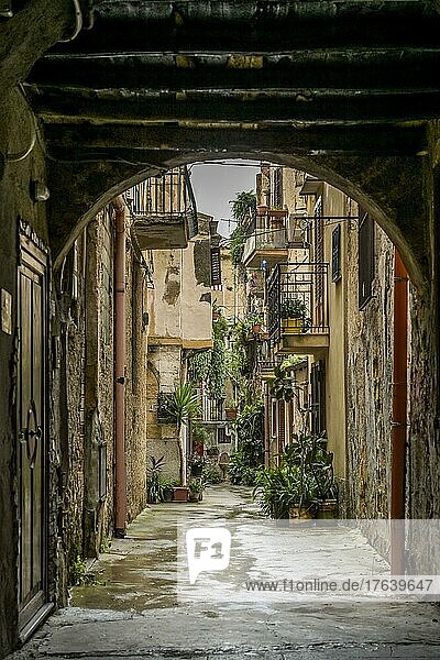 Altstadtgasse  Monreale  Sizilien  Italien  Europa