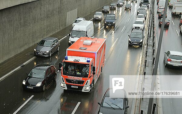 Rettungsgasse  Feuerwehr  Verkehr  Stadtautobahn A 100  Wilmersdorf  Berlin  Deutschland  Europa