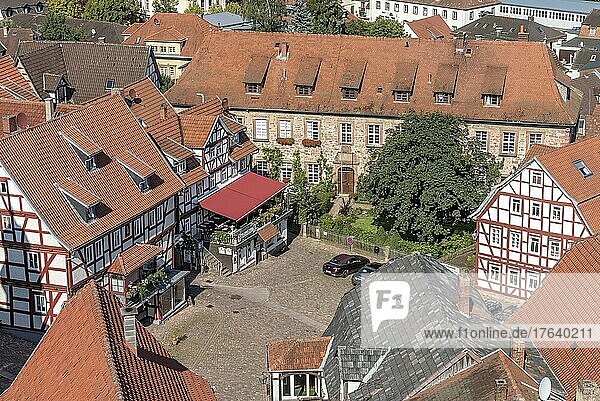 Barockes Schloss Ottoburg  historisches Fachwerkhaus mit Gasthaus Zum Bornschorsch  Markt  Altstadt  Schlitz  Vogelsberg  Hessen  Deutschland  Europa