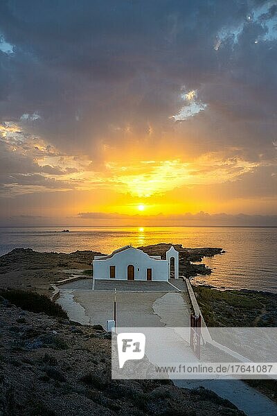 Kleine weiße griechische Kirche am Meer zum Sonnenaufgang. Schöne landschaftsaufnahme mit Blick zum Horizont  Chapel of Agios Nikolaos  zakyntos  griechenland
