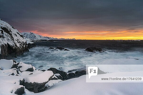 Verschneite Küste bei Hamnoy zu Sonnenaufgang  Hamnøy  Moskenesøy  Lofoten  Norwegen  Europa