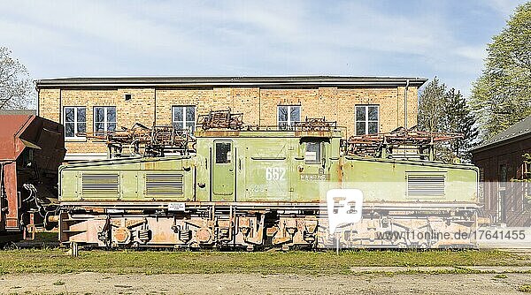 Industrielokomotive EL2  Baujahr 1961  Ausstellung im Aussengelände vom Industriemuseum  Energiefabrik Knappenrode  Hoyerswerda  Sachsen  Deutschland  Europa