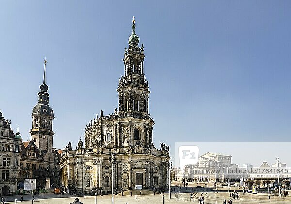 Schlossplatz mit Hausmannsturm  Schloss  Hofkirche und Semperoper  Altstadt Dresden  Sachsen  Deutschland  Europa