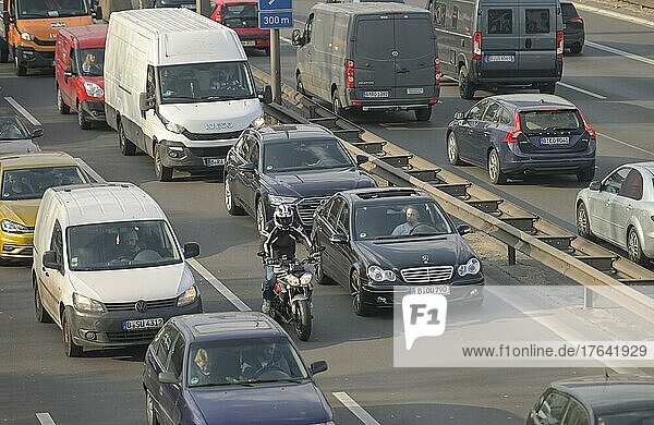 Motorrad Kolonnenspringen Durchschlängeln Überholen  zähfliessender Verkehr  Stadtautobahn A 100  Wilmersdorf  Berlin  Deutschland  Europa