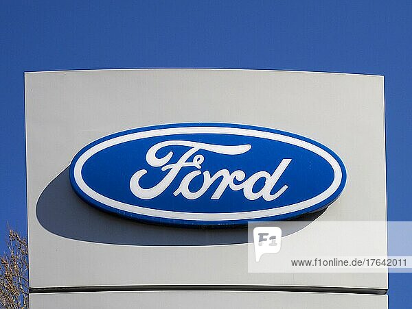 Firmenschild eines Automobilhändlers von Ford  Offenbach am Main  Hessen  Deutschland  Europa