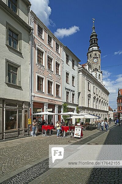 Fußgängerzone mit Cafés und Blick auf den Rathausturm  Brüderstraße  Görlitz  Oberlausitz  Sachsen  Deutschland  Europa