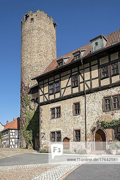 Mittelalterlicher Bergfried Hinterturm  historisches Fachwerkhaus Hinterburger Amtshaus  Altstadt  Schlitz  Vogelsberg  Hessen  Deutschland  Europa