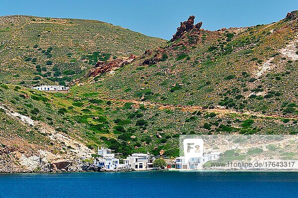Griechisches Fischerdorf mit traditionellen weiß getünchten Häusern auf der Insel Milos mit Blick auf das Ägäische Meer in Griechenland