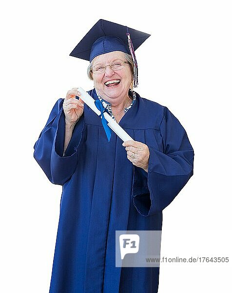 Glückliche erwachsene Absolventin mit Kappe und Talar  die ein Diplom hält  vor einem weißen Hintergrund