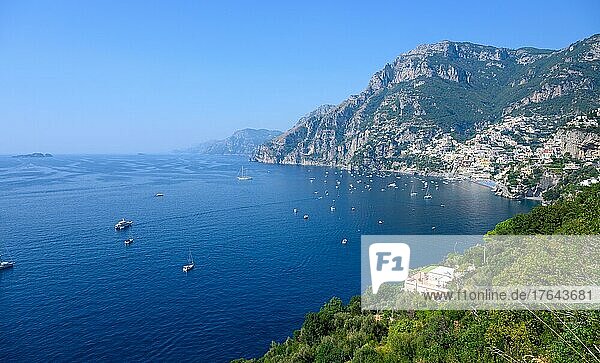 Die Amalfiküste im Süden Italiens ist berühmt für die Steilküste mit hohen Bergen bis an das Wasser reichend. Am Ufer des Meeres schmiegen sich kleine Dörfer an die Hänge der Berge. Auf der ruhigen See liegen viele Jachten vor Anker