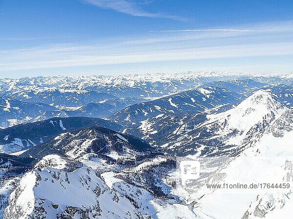 Blauer Himmel über Winterlandschaft und schneebedeckte Alpengipfel  Dachsteingletscher  Ramsau am Dachstein  Steiermark  Österreich  Europa