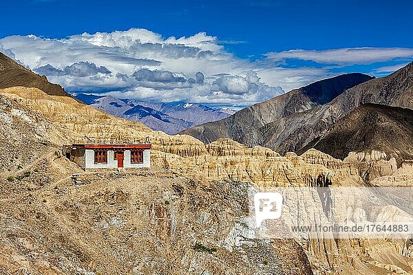 Haus im Himalaya in der Nähe des Dorfes Lamayuru in Ladakh  Indien  Asien
