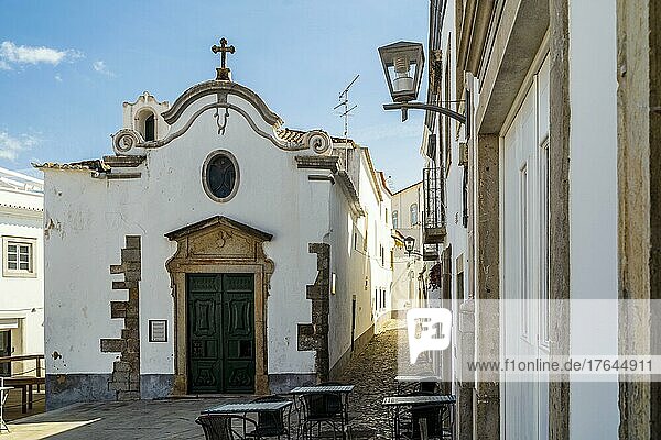 Bezaubernde Kapelle Unserer Lieben Frau des Mitleids zwischen engen Gassen von Tavira  Algarve  Portugal  Europa