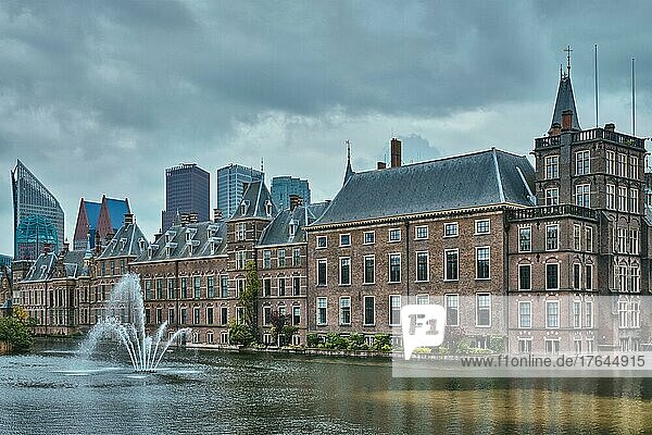 Blick auf den Binnenhof des Parlaments und den HofvijverSee mit den Wolkenkratzern der Innenstadt im Hintergrund  Den Haag  Niederlande  Europa