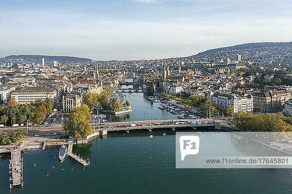 Luftaufnahme  Blick auf die Altstadt  Stadtansicht Zürich  Zürichsee und Zürich  Schweiz