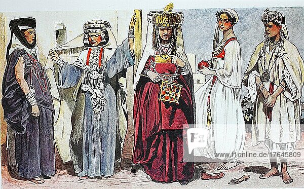 Kleidung  Mode in Algerien  Algier  um das 19. Jahrhundert  von links  drei Tänzerinnen oder Unterhalterinnen  eine Dame aus Algier im Hausmantel und eine Kabylenfrau  digital restaurierte Reproduktion einer Originalvorlage aus dem 19. Jahrhundert