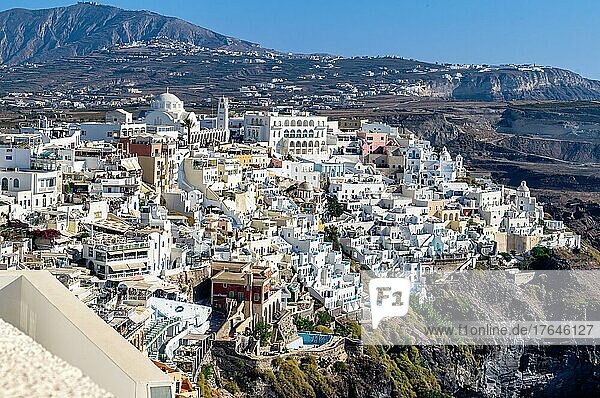 Blick auf die Stadt Alt-Thera und ihre weißen Häuser  Santorini  Griechenland  Europa