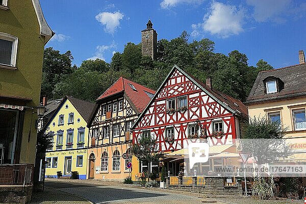Marktplatz mit Schlossturm des Alten Schlosses  Bad Berneck im Fichtelgebirge  Landkreis Bayreuth  Oberfranken  Bayern  Deutschland  Europa