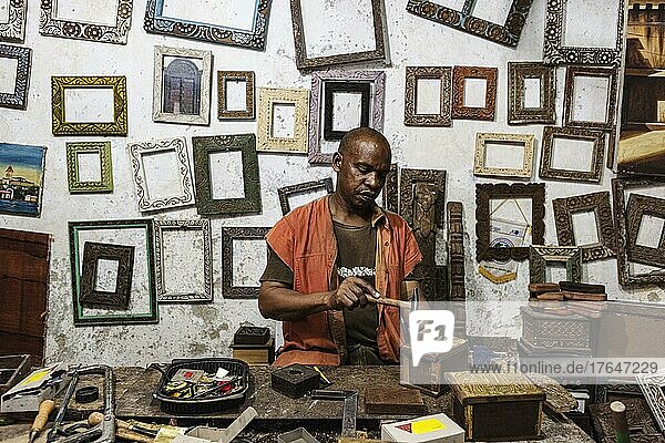 Rahmen  Bilderrahmen  Handwerker in seiner Werkstatt  Stone Town  UNESCO Weltkulturerbe  Unguja  Sansibar  Tansania