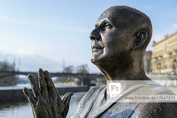 Statue der Harmonie des Predigers Sri Chinmoy  Statue of Harmony  Ufer der Moldau  Prag  Tschiechien