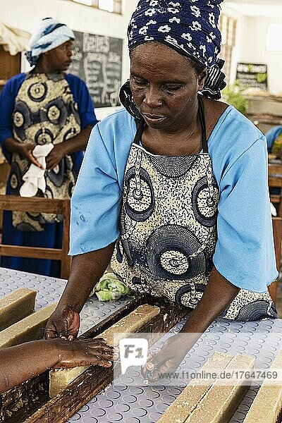 Seife  Frau bei Seifenherstellung im Seaweed center  Frauen Cooperative  Algenanbau und Seifenproduktion  Paje  Ostküste Unguja  Sansibar  Tansania  Afrika